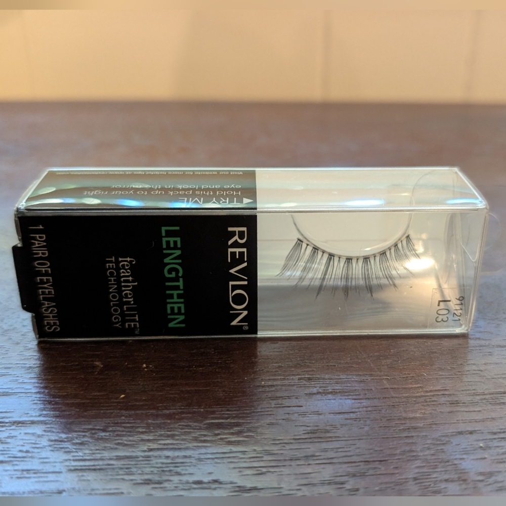 NEW Revlon FeatherLite Lengthen False Eyelashes
